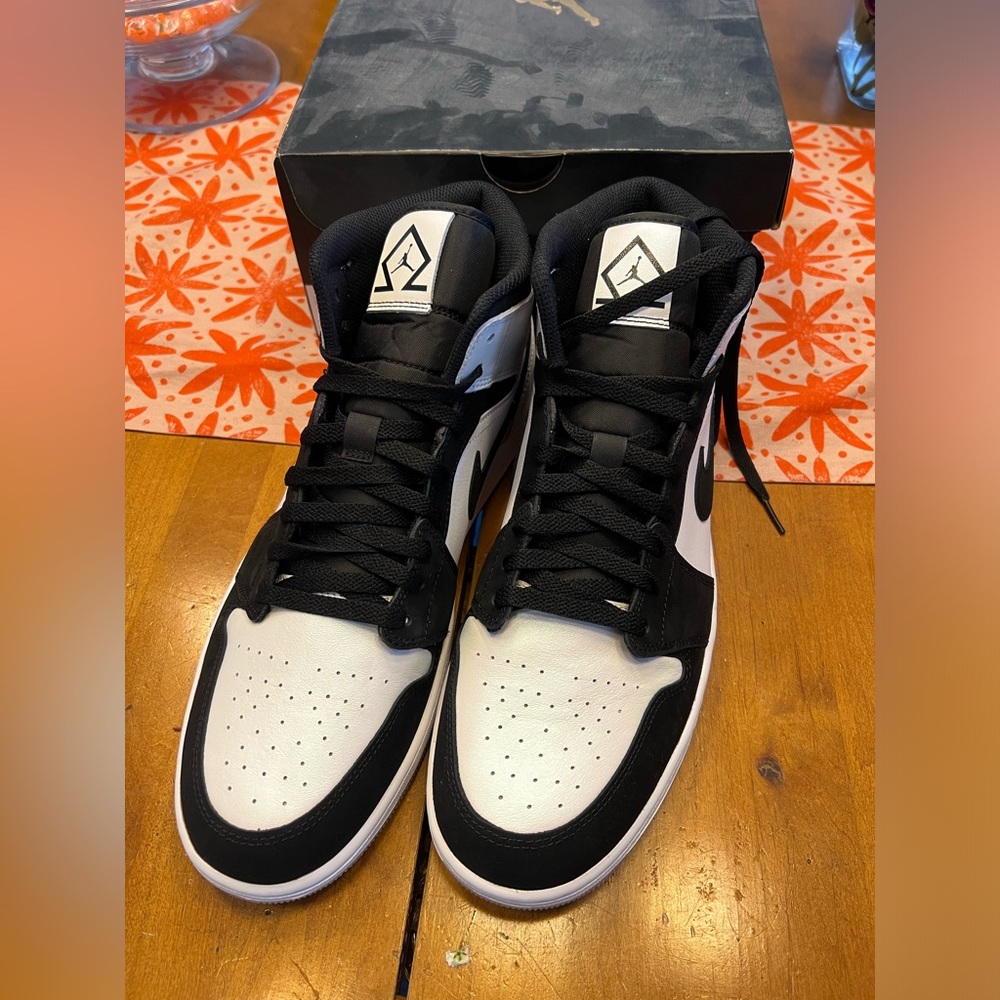 Air Jordan 1 Mid Diamond Pearl